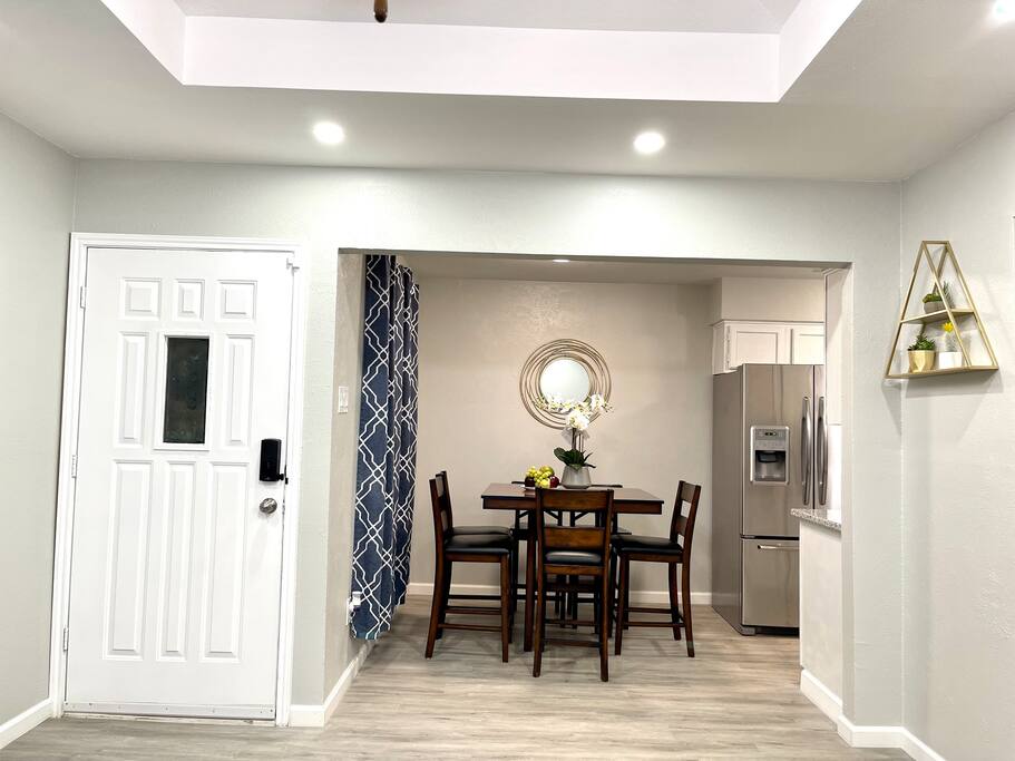 Nice & cozy home/free internet/private parking