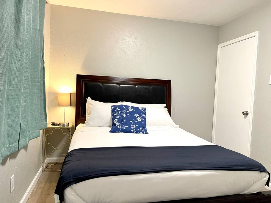 Nice & cozy home/free internet/private parking