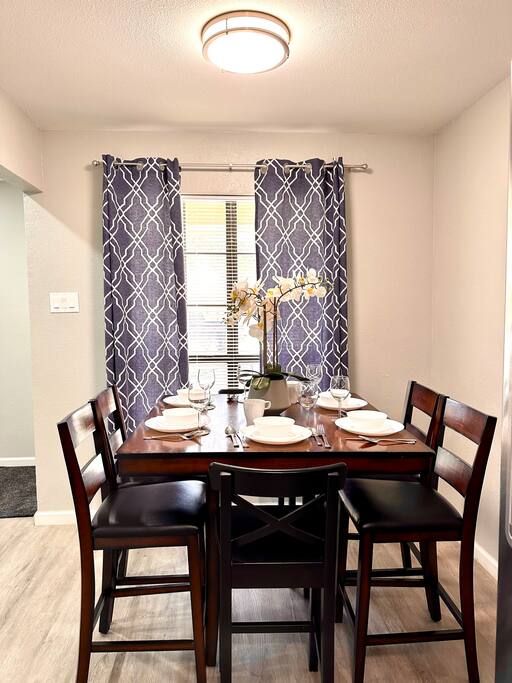 Nice & cozy home/free internet/private parking