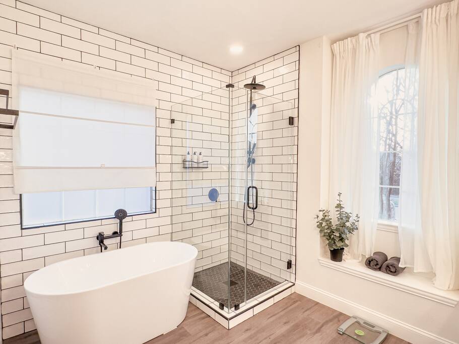 Modern Spacious 7 BR Movie, Game Room & King Beds