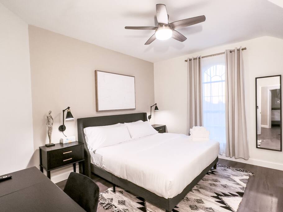 Modern Spacious 7 BR Movie, Game Room & King Beds
