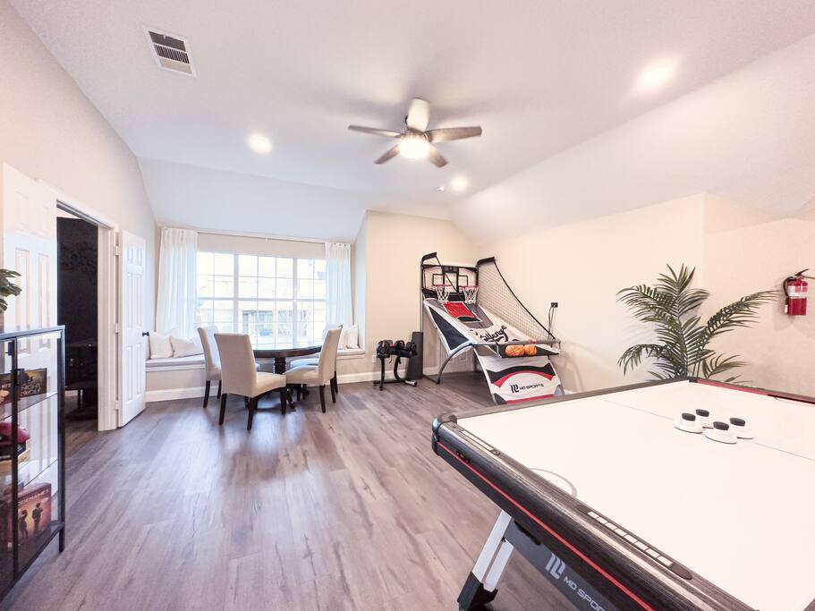Modern Spacious 7 BR Movie, Game Room & King Beds