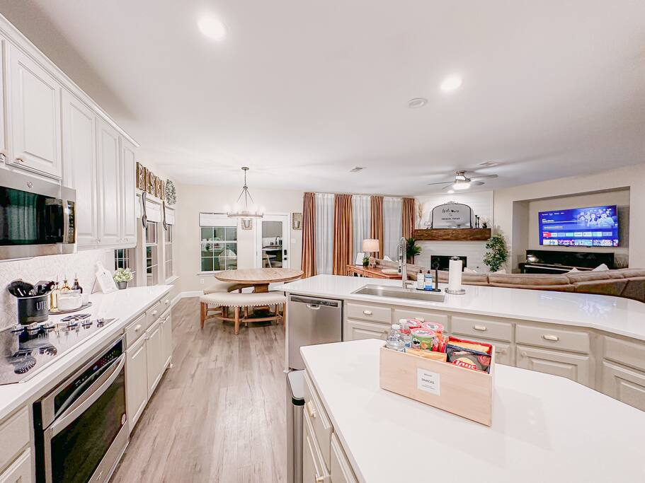 Modern Spacious 7 BR Movie, Game Room & King Beds