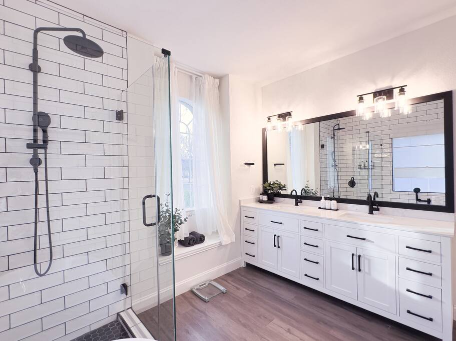 Modern Spacious 7 BR Movie, Game Room & King Beds