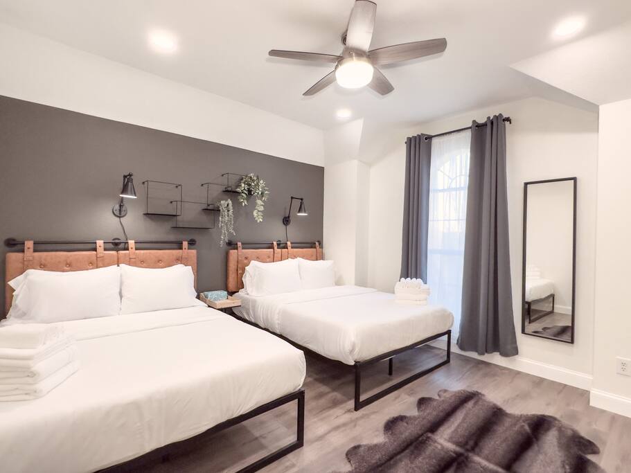 Modern Spacious 7 BR Movie, Game Room & King Beds