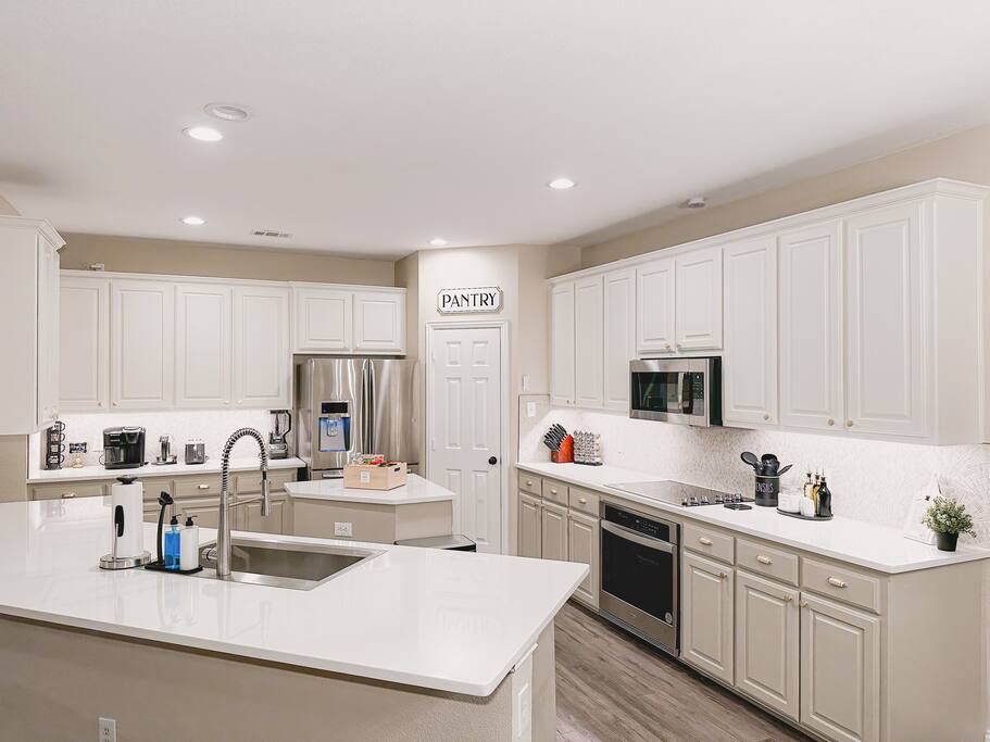 Modern Spacious 7 BR Movie, Game Room & King Beds