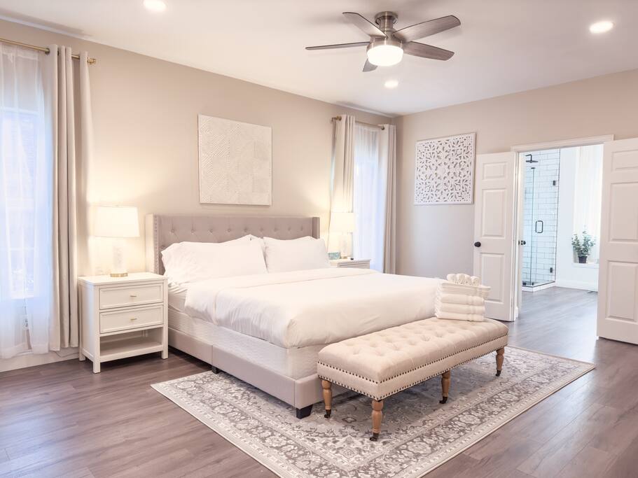 Modern Spacious 7 BR Movie, Game Room & King Beds
