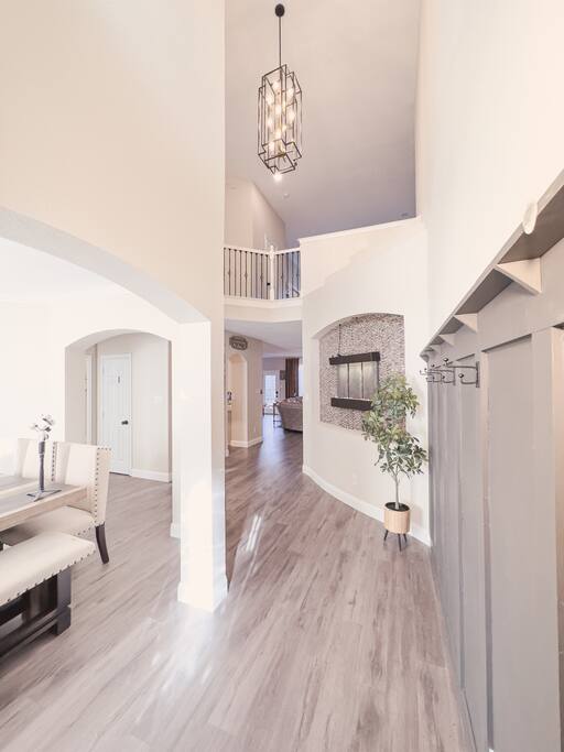 Modern Spacious 7 BR Movie, Game Room & King Beds