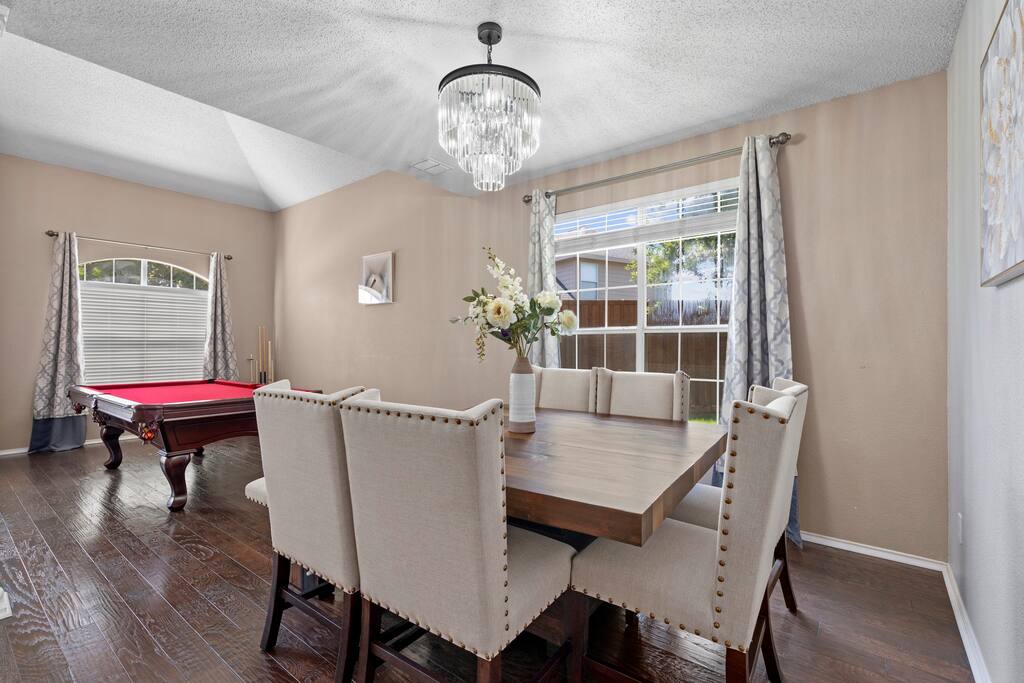 Luxurious retreat - piano - billiard table - swimming pool with heater spa