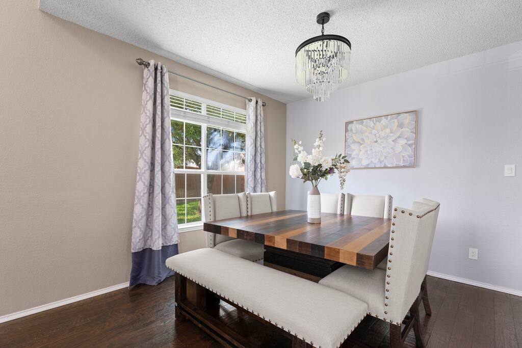 Luxurious retreat - piano - billiard table - swimming pool with heater spa