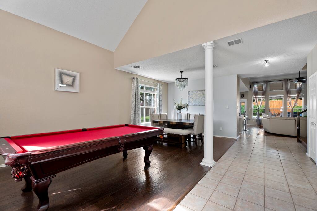 Luxurious retreat - piano - billiard table - swimming pool with heater spa