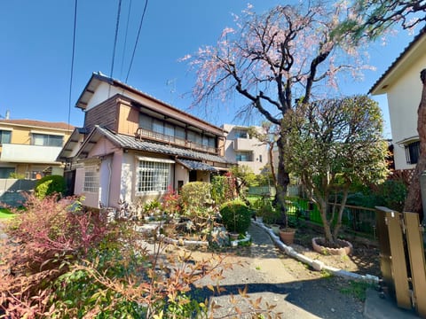 300㎡百年桜庭園ヴィラ|新宿・歌舞伎町まで直通17分|駐車場3台|長期滞在可|最大10名
