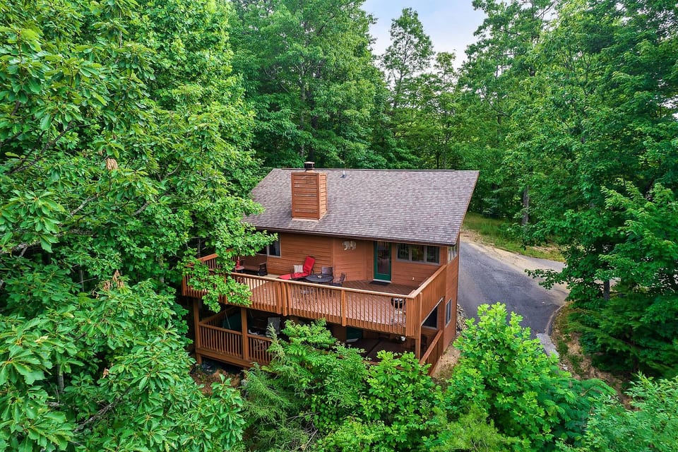 Nestled in the woods, "Sunset in the Smokies" awaits!