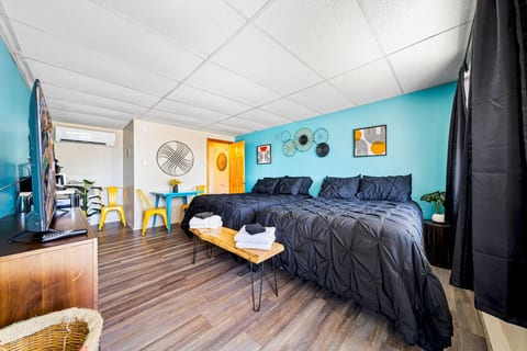 Comfortable Motel Room–2 Full Beds, Pool & Parking