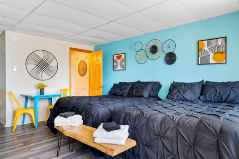 Spacious Room 2 Full Beds, Pool & Onsite Parking