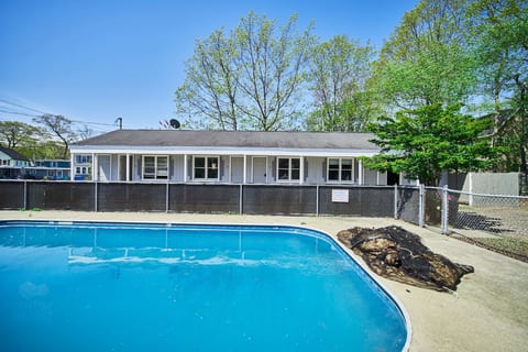 Spacious Room 2 Full Beds, Pool & Onsite Parking