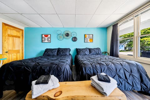 Cozy Motel Stay – 2 Full Beds, Pool & Free Parking