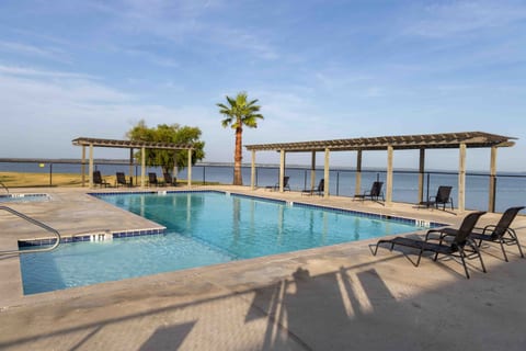 Lakeside Escape | Glamping Retreat at Lake Livingston