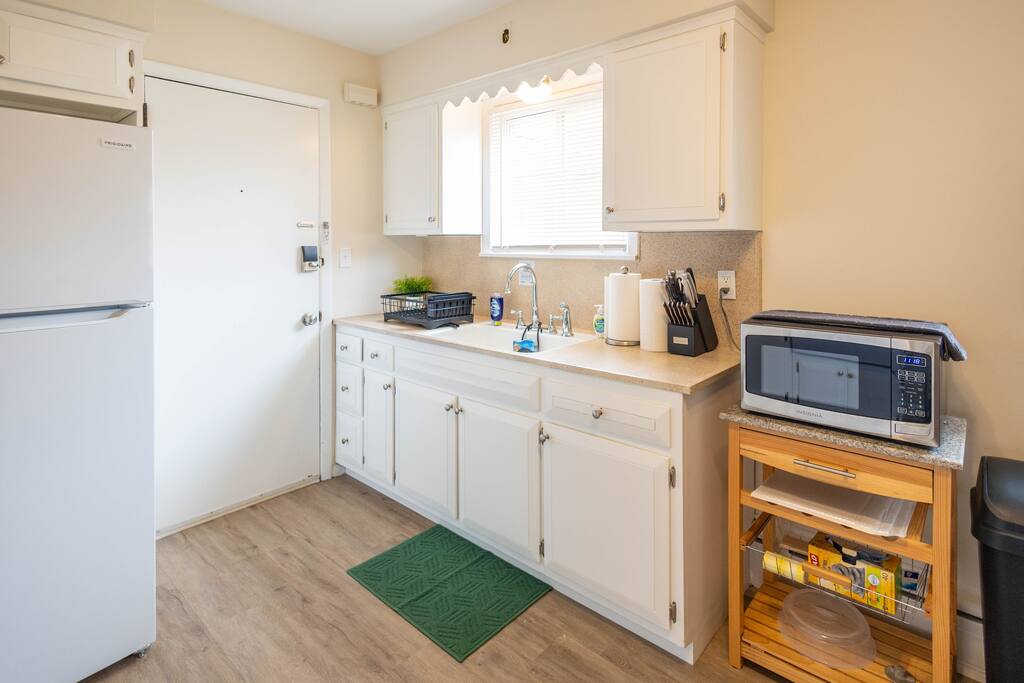 charming-belleville-1-bed:-pets-ok-parking-laundry/