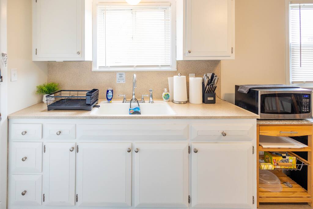 charming-belleville-1-bed:-pets-ok-parking-laundry/