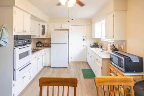 Charming Belleville 1 Bed: Pets OK-Parking-Laundry