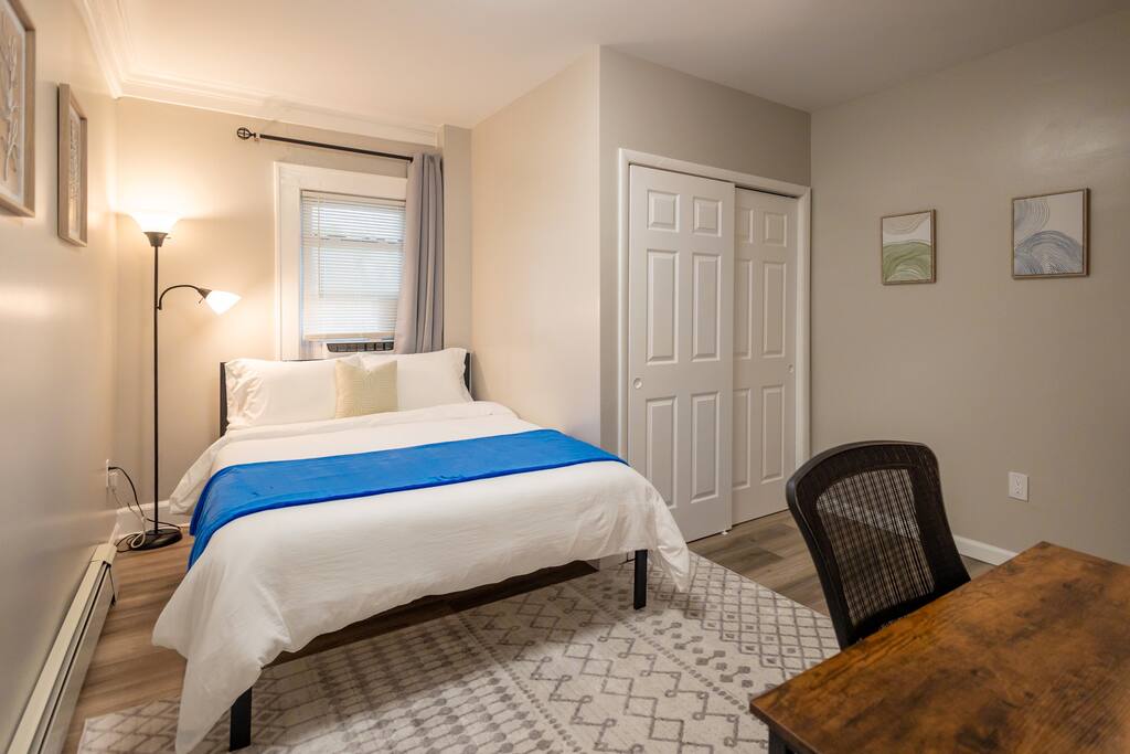 Stylish 2 Bed: Pet-friendly, Fenced yard, Laundry