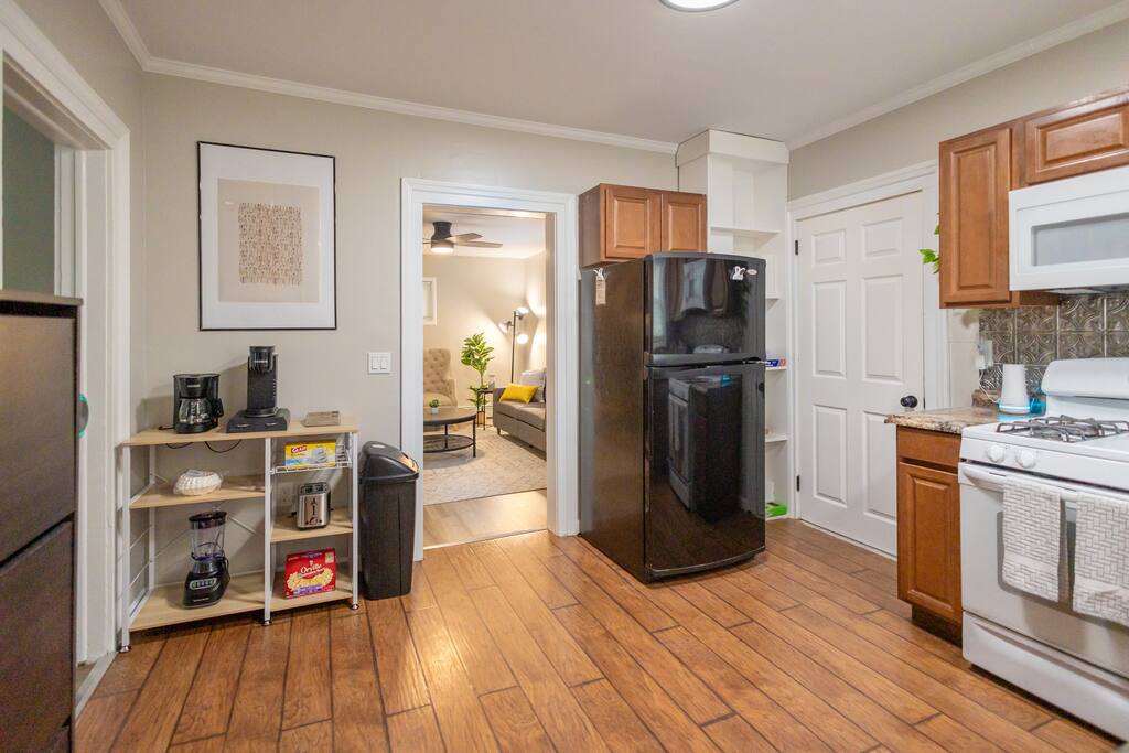 Stylish 2 Bed: Pet-friendly, Fenced yard, Laundry