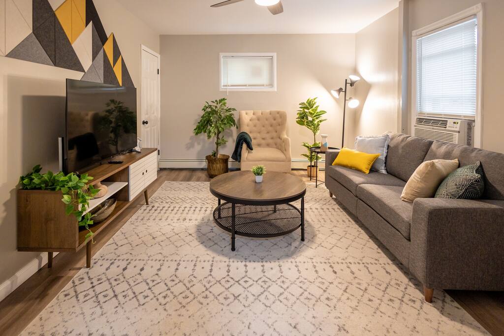 Stylish 2 Bed: Pet-friendly, Fenced yard, Laundry