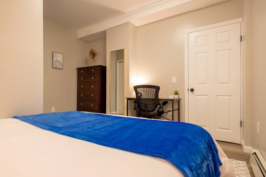 Stylish 2 Bed: Pet-friendly, Fenced yard, Laundry
