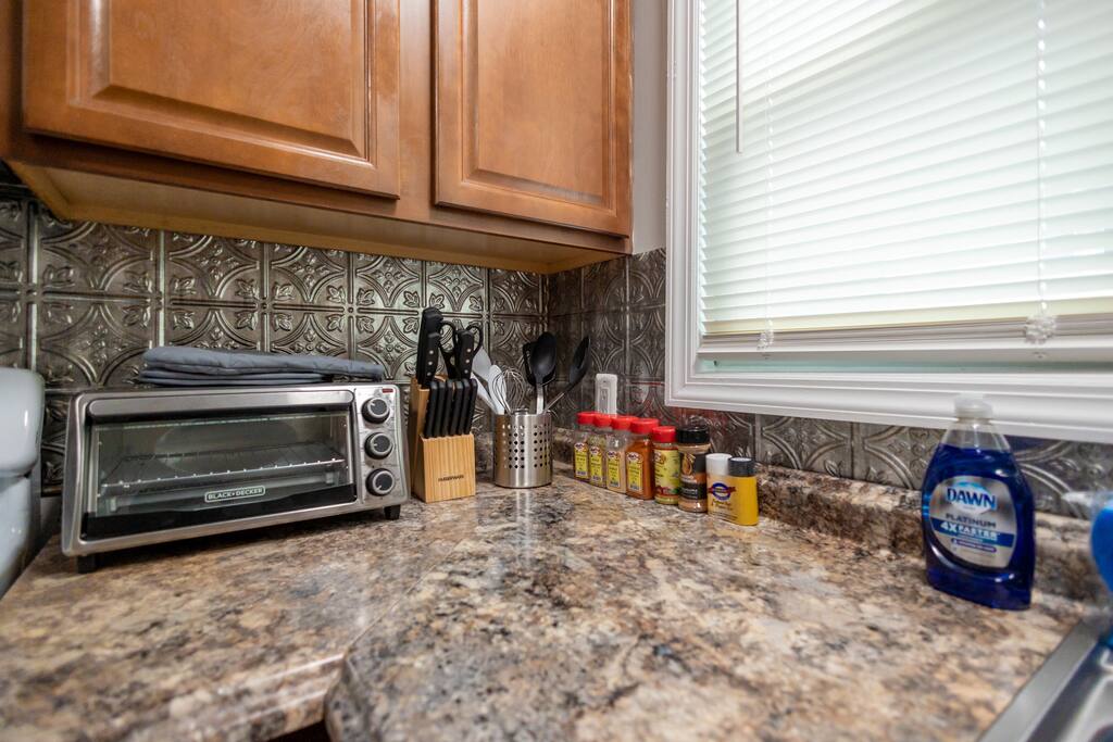 Stylish 2 Bed: Pet-friendly, Fenced yard, Laundry
