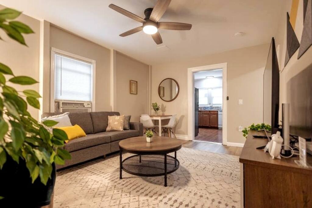 Stylish 2 Bed: Pet-friendly, Fenced yard, Laundry