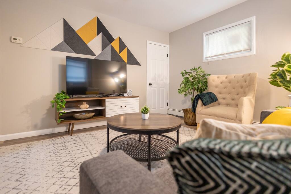 Stylish 2 Bed: Pet-friendly, Fenced yard, Laundry
