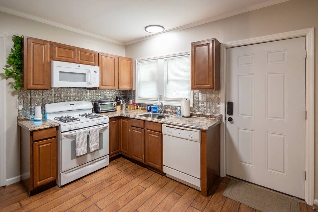 Stylish 2 Bed: Pet-friendly, Fenced yard, Laundry