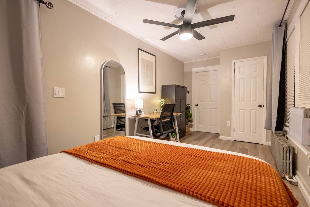 Stylish 2 Bed: Pet-friendly, Fenced yard, Laundry