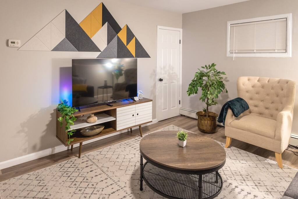 Stylish 2 Bed: Pet-friendly, Fenced yard, Laundry