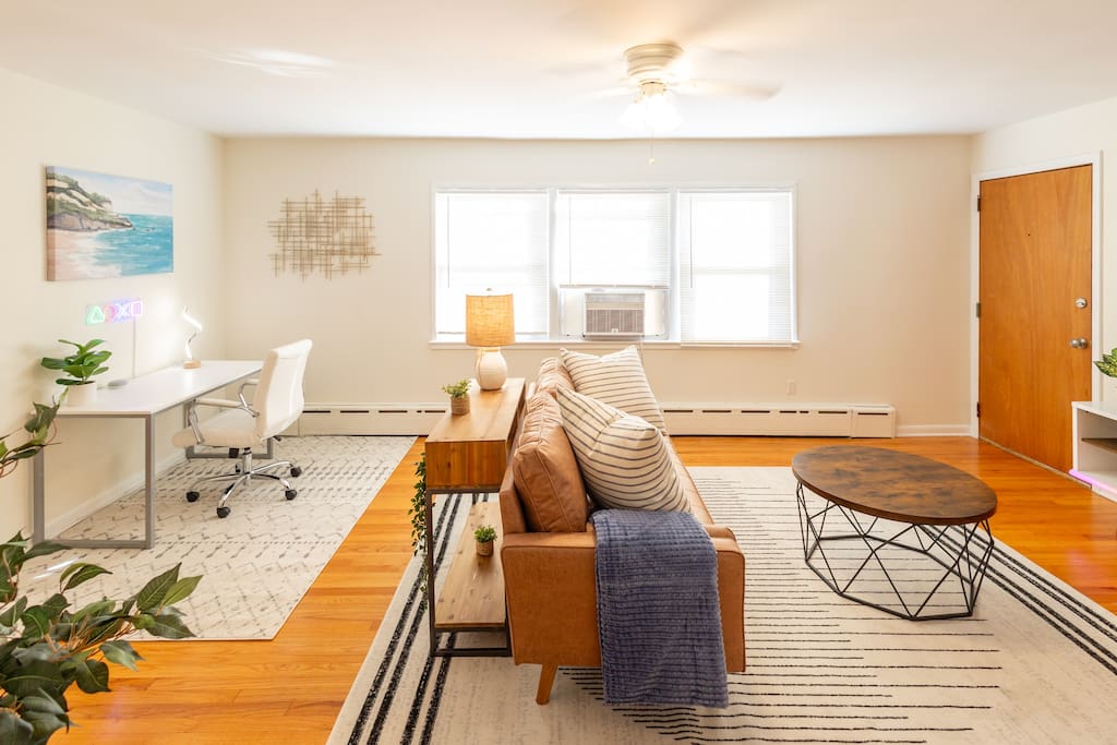 luxe-belleville-1-bed:-pets-ok-parking-laundry/