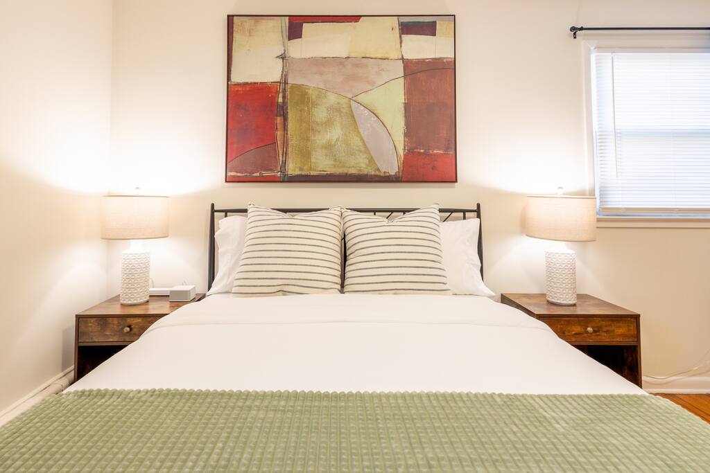 luxe-belleville-1-bed:-pets-ok-parking-laundry/