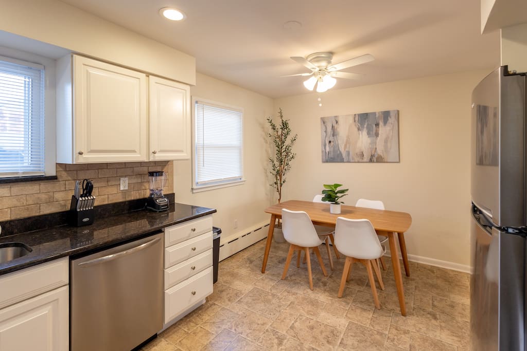 luxe-belleville-1-bed:-pets-ok-parking-laundry/