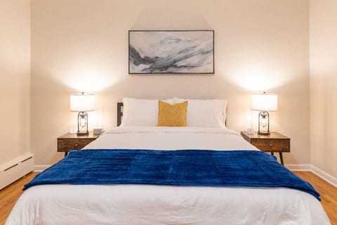 Huge 2 Bed in Belleville: Park2Cars, Pets, Laundry
