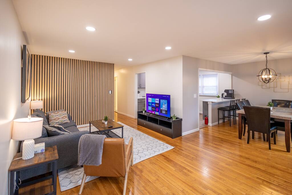 Spacious 3b/2ba Near Train, Pets, Laundry, Parking