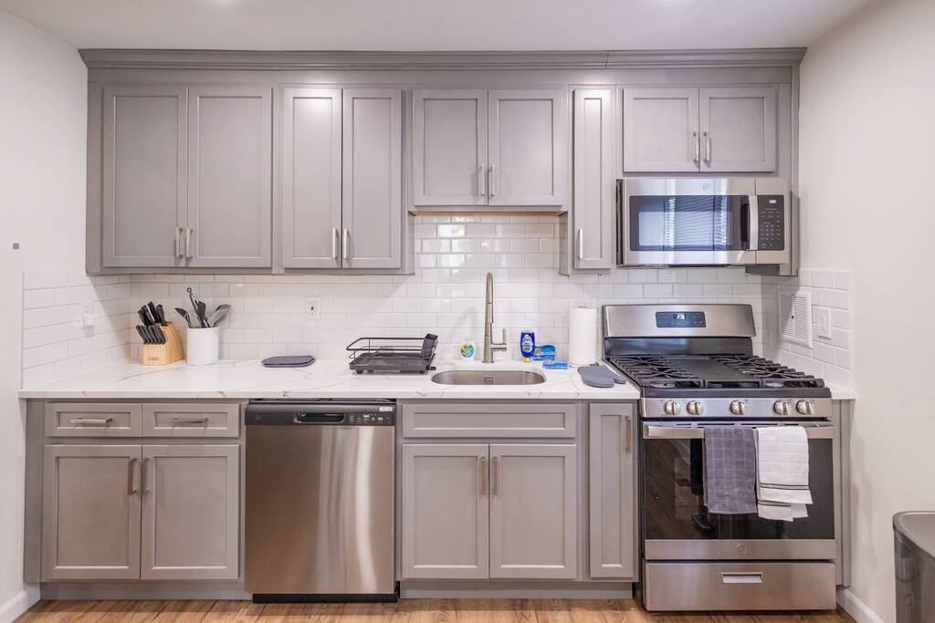 Spacious 3b/2ba Near Train, Pets, Laundry, Parking
