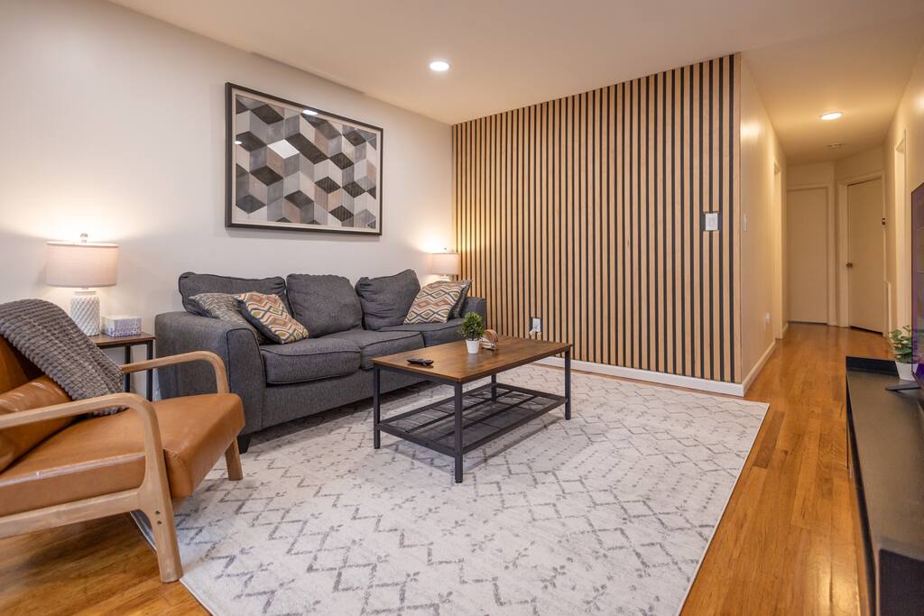 Spacious 3b/2ba Near Train, Pets, Laundry, Parking