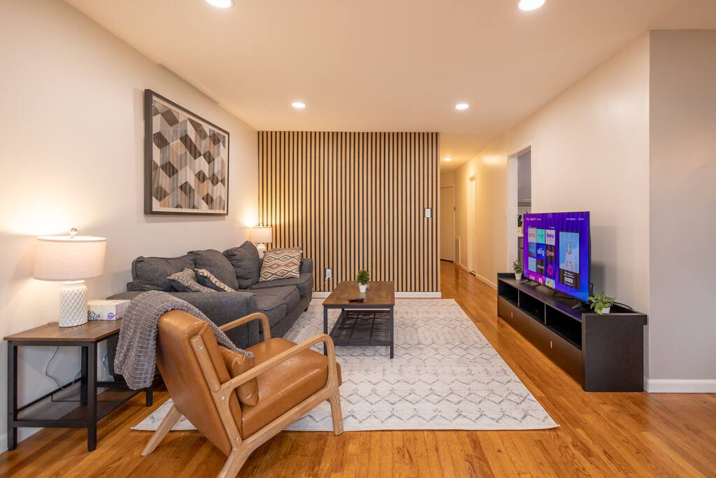 Spacious 3b/2ba Near Train, Pets, Laundry, Parking