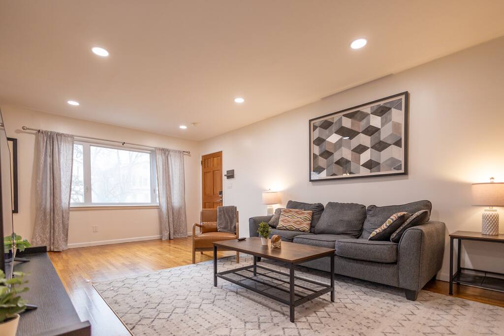 Spacious 3b/2ba Near Train, Pets, Laundry, Parking
