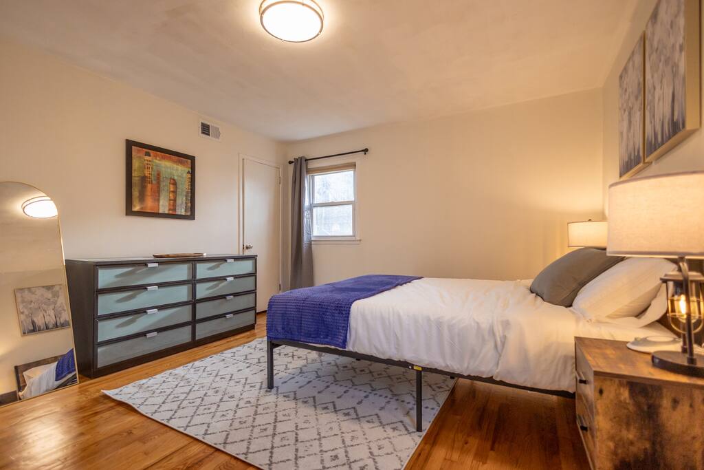 Spacious 3b/2ba Near Train, Pets, Laundry, Parking