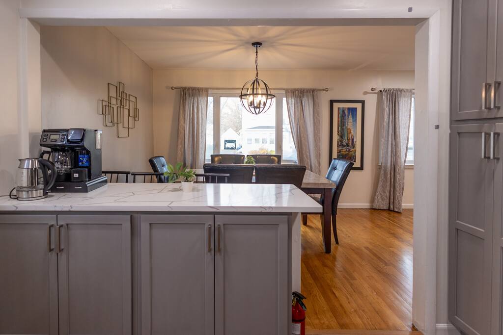 Spacious 3b/2ba Near Train, Pets, Laundry, Parking