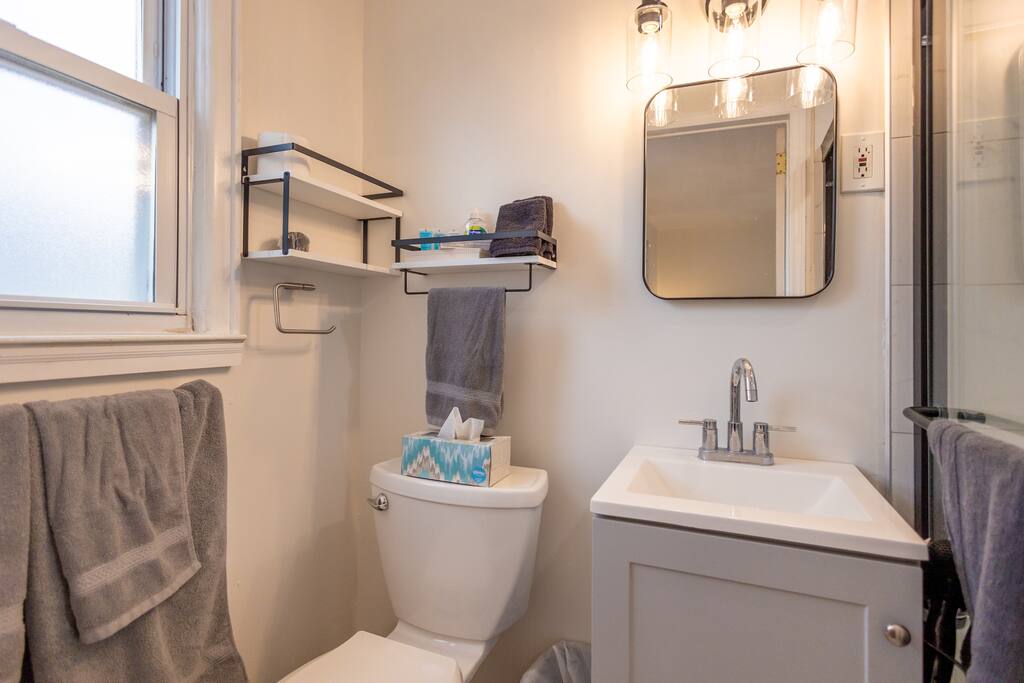 Spacious 3b/2ba Near Train, Pets, Laundry, Parking