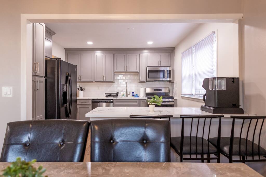 Spacious 3b/2ba Near Train, Pets, Laundry, Parking