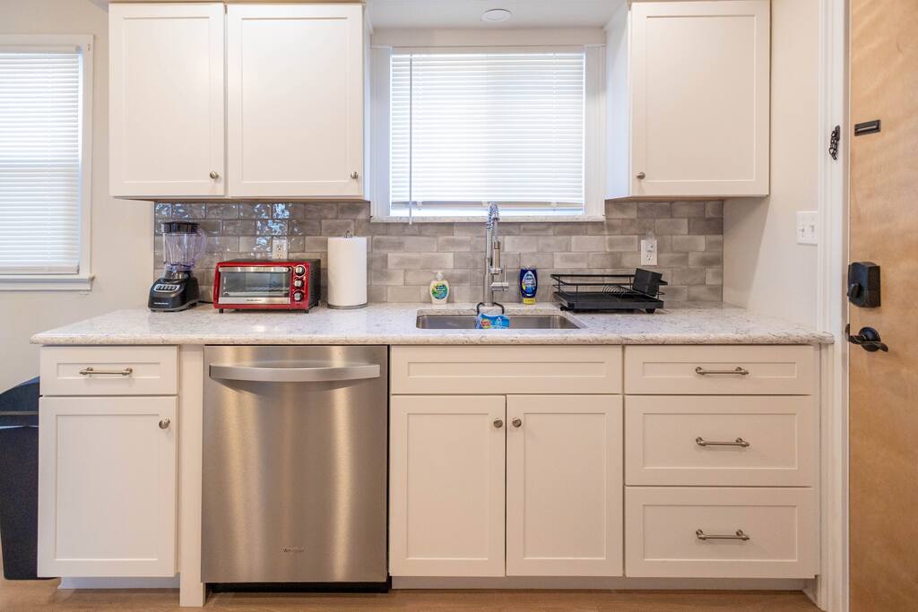 large-belleville-1-bed:-pets-ok-parking-laundry/