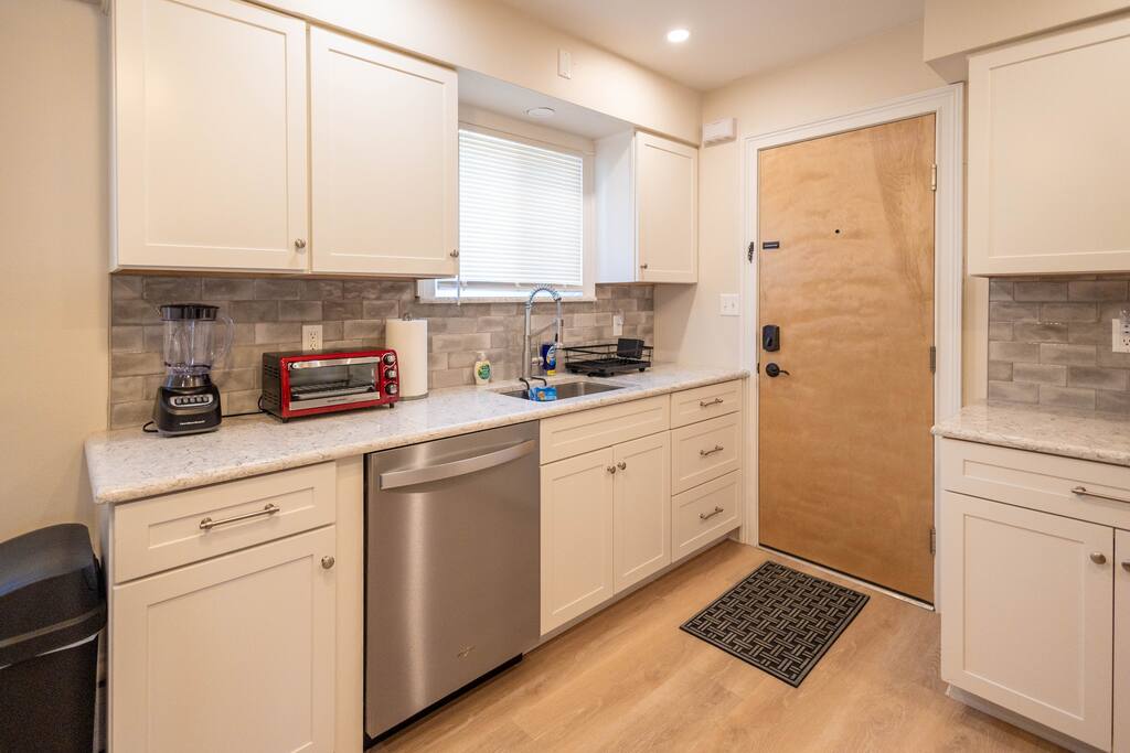 large-belleville-1-bed:-pets-ok-parking-laundry/